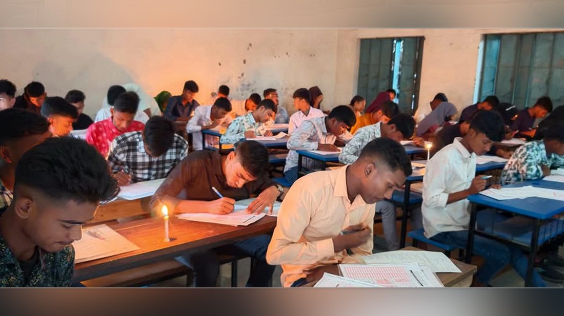 মোমবাতির আলোতে এসএসসি পরীক্ষা